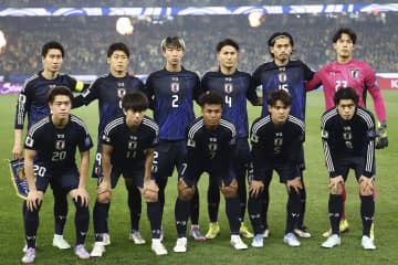 【サッカー日本代表】豪州戦で“誤審”、ボール当たった主審が勘違いか。本来は日本ボールで再開のはずだが…