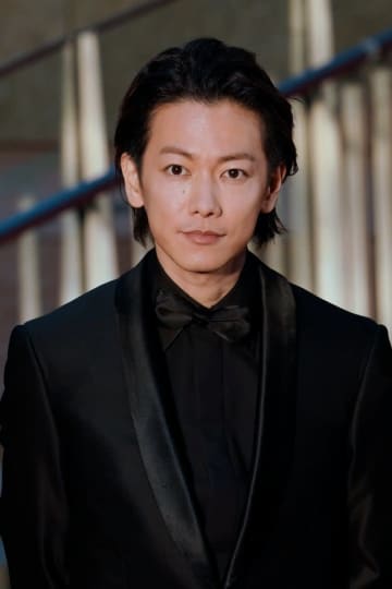 佐藤健、“色気あふれる”ショットにファン悶絶「写真集みたい」「どれもかっこよすぎて頭抱える」