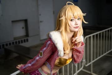 【コスプレ】『アイマス』星井美希のちょっと大胆なへそ出しアイドル衣装もバッチリ着こなす美女レイヤー【写真9枚】
