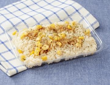 ガーリックペッパーで味付けしたご飯にガリバタ醤油炒めコーンを盛り付けて税込297円! ローソンが「ガリバタ醤油コーンご飯」を発売～常温弁当なのでおでかけ先でも!