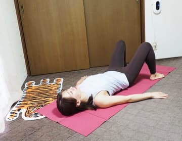 ねじる動きが気持ちいい！骨盤の歪み＆ガニ股を整える「片ひざ倒し」ストレッチ