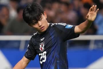 ｢惜しいーーー！｣｢4人いたのに｣日本代表の新10番・久保建英の豪州DF陣を手玉に取るキックフェイントからの右足シュートが惜しい！｢やはり久保くんはレベチ｣の声
