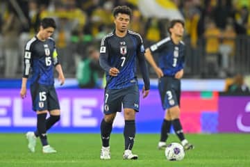 鎌田のパスミス→唖然、愕然の失点。日本が言葉を失う展開で豪州に黒星、敗因は？【W杯予選】