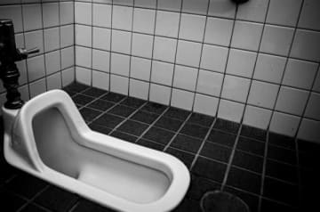 従業員トイレが和式！昭和に作られ、壁のタイルはボロボロ…　“裏技”を使って一般客用トイレに行く男性