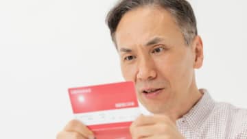 え、マジか…妻が明かした「秘密の預金通帳」を思わず二度見。〈月収25万円〉64歳サラリーマン夫が絶句する「驚愕の金額」に、老後計画が一変