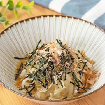 【玉ねぎはコレに漬けときゃOK】「いっぱい作って冷蔵庫に常備しよ」「こういう箸休めが一番助かる」玉ねぎの簡単副菜レシピ4選