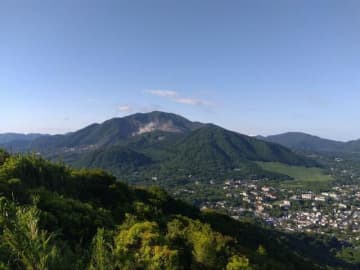 “じゃないほうの山”もいいぞ！　富士山の絶景＆稜線に咲く初夏の花々！　箱根・金時パーキングから「明神ヶ岳」