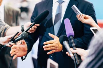 出生数 政府の予測より “14年早く”『70万人を下回る』”社会保障費の負担増加” に国民からコメント殺到「令和になる辺りからの減り具合がやばいな。。政府は何をやりたかったんだよ、、」「政府がヘマをした結果が国民への増税につながってるのに憤りを感じる」