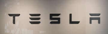米テスラ、時価総額22兆円減　マスク氏確執問題で株急落