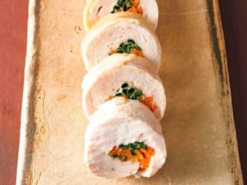 「鶏むね肉がご馳走に！？」1枚80円が〈絶品ロール〉に変身⇨レンチンだけで鶏ハム級のしっとり感♡
