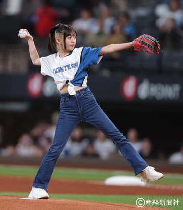 KEIKO、へそ出しユニで魅せた！“神スタイル”始球式にファン悶絶