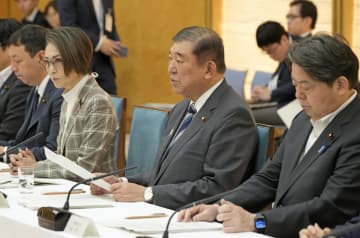 政府、自殺防止や貧困対策を強化　子ども支援の実行計画