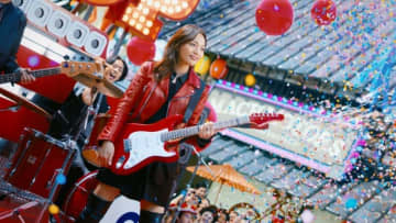 CMで川口春奈が“NEO江戸”のロックスターに！