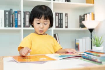 宮沢賢治の『朝に就ての童話的構図』あらすじ紹介。ユーモラスな蟻たちの物語。小さな世界に隠された寓意とは？