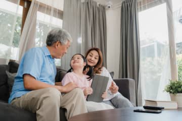 定年後は孫の世話をすることになりそうです。「フルタイム育児型」と「スポット支援型」によって月の支出はどう変わりますか？