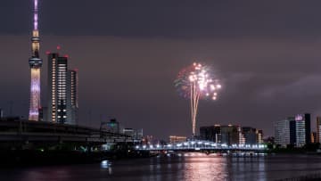 いま窓から見えるのは、ドブ川だけ…1年前はタワマンで隅田川の花火大会を見下ろしていた「年金20万円」65歳元社長が築52年・富裕層の節税用アパートへ転居。“狩る側”から“狩られる側”へと落ちた理由【FPが解説】