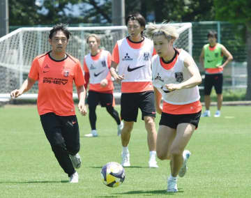 ＜J1浦和＞決意新たに米国へ　クラブW杯に向け出発　約2週間キャンプを実施し、初戦は日本時間の18日　新加入のFW小森も合流
