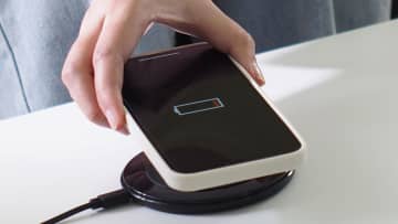 ワイヤレス充電はなぜ充電できる？　充電の仕組みや「Qi（チー）」「MagSafe」の違い