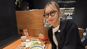 「衝撃的にかわいい」金田久美子、キュートな黒ぶちメガネ姿にファン歓喜