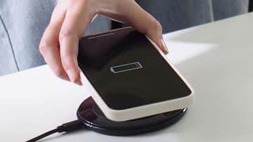 ワイヤレス充電はなぜ充電できる？　充電の仕組みや「Qi（チー）」「MagSafe」の違い
