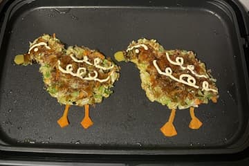 カルガモ型の「お好み焼き」が話題　ホットプレートの上を散歩するカルガモ親子に驚きの声