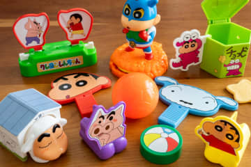 マクドナルド、ハッピーセットに「クレヨンしんちゃん」登場！　友達や家族と対戦してあそべるおもちゃだゾ