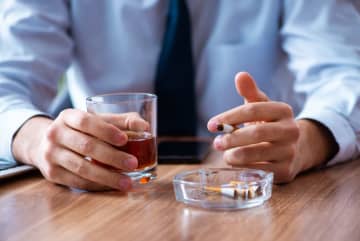 30代の夫は「禁酒」「禁煙」2つとも挫折しました。このままだと「人生の喫煙・飲酒コスト」はどのくらいかかるのでしょうか？