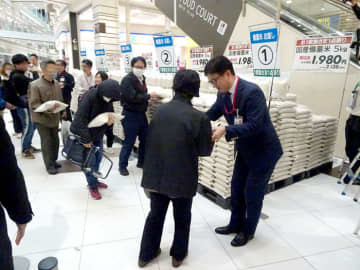 備蓄米販売に1000人行列 イオン熱田で 「小売業の使命」石河支社長