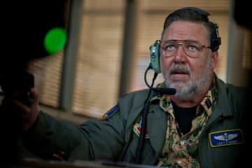 ラッセル・クロウが無人戦闘機の操縦官に！壮絶サバイバル『ランド・オブ・バッド』8月公開