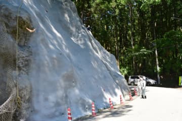 復旧工事の9割が完了　埼玉・小鹿野の県道土砂崩れ　土砂撤去やのり面工事などを実施　コンクリート吹き付けも終える　現在は外壁のネット施工を進める　今回の土砂崩れの原因は「風化」、顕著な予兆もなく