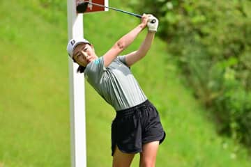 【速報】女子ゴルフで鮮烈イーグル「入ったぁ！」　観客喝采、通算8勝の解説も「凄い」　21歳佐藤心結