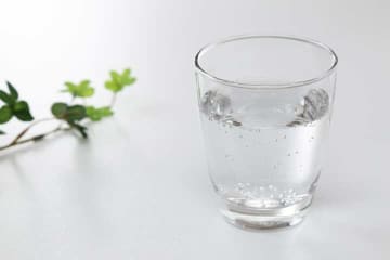 【専門家監修】水太りの原因は「水の飲みすぎ」じゃなかった。今すぐ試したいむくみ解消法3選