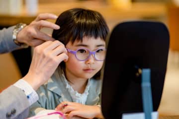 小学5年生の子どもに4万円の「メガネ」を購入！「9歳未満だったらタダだったかも」と言われたのですが、なにか助成があったのでしょうか？ 制度利用のための要件を解説