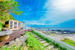 東京からたった1時間半。“離島のような”絶景と澄み切った海を同時に楽しめる、本格的サウナがTHE HOUSE諸磯にてオープン！　晴れていれば富士山も目の前に見える、白い灯台、夕陽も含めでの全て揃えば、最高のサウナ間違いなし！