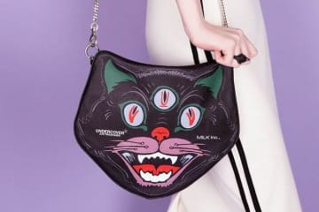 ミルクボーイ、アンダーカバーとの“三つ目のネコ型”チェーンバッグ＆ネイバーフッド黒猫Tシャツなど
