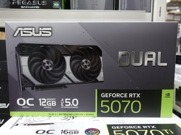 SFF対応2.53スロット設計の「Dual GeForce RTX 5070 12GB GDDR7 OC Edition」がASUSから