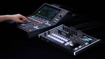 ローランドのスイッチャー「V-80HD」とヤマハのミキサー「DM3」が連携。シーン・メモリー呼出などでワンオペ配信強化