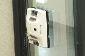 LIXIL、面倒な窓ふき掃除をロボットに任せるHOBOT販売　夏に新機種も