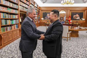 「ロシアを無条件に支持」金正恩氏、プーチン氏側近と会談