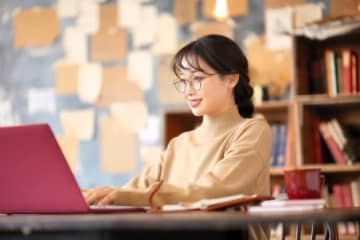 憧れの「学校司書」への転職を検討…大変だと感じることは？ 悩む相談者に経験者からのアドバイス続々