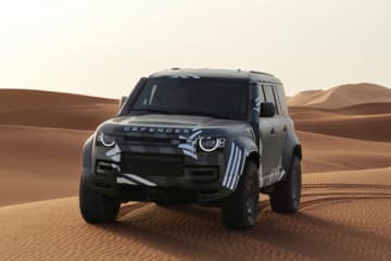 ダカールラリー参戦目指す『ディフェンダー』、新型プロトタイプの初テスト完了を報告。3名のドライバーも発表