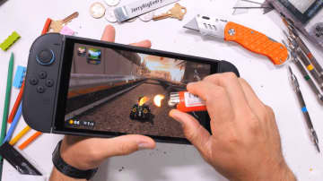 「スイッチ2」をナイフで傷つけライターで火炙りに…。電子機器分解・修理専門YouTuberが耐久性を試す動画を公開