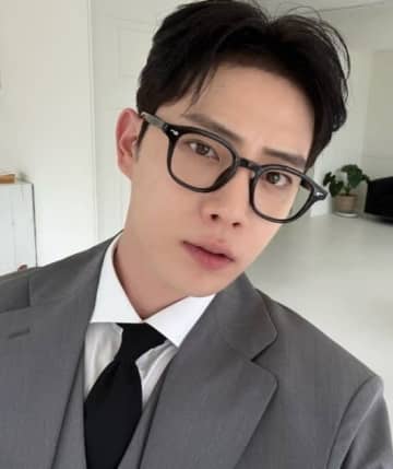 韓国コスメブランド「DASHU」のモデルとしても活躍…キム・ジョンソク、29歳の若さで急逝