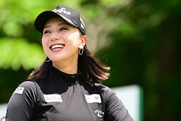 女子ゴルフ27歳宮田成華、初優勝へ首位発進　ショット好調の要因は「球を捕まえるイメージ」