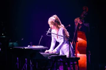 ＜ライブレポート＞ISEKAI（異世界）への扉を開いて――サラ・オレイン、ビルボードライブ東京公演レポート