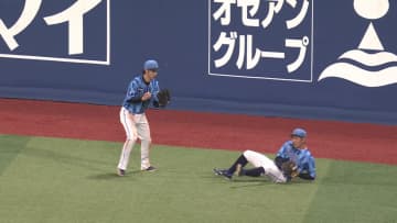 球場ヒヤリ…DeNAの先制点生み出した桑原将志と度会隆輝が交錯　度会の肘が桑原の顔面に直撃