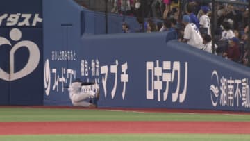 【日本ハム】万波中正 ファウルゾーンにとんだ飛球をサイドフェンスにぶつかりながらスライディングキャッチ　先発・伊藤大海と笑顔を交わす