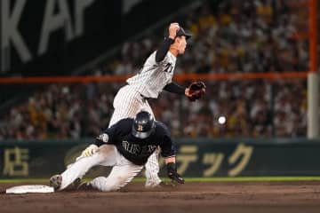 阪神・石井の打球頭部直撃後　“当事者”のオリ廣岡が危険スライディングで警告…甲子園騒然