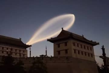 中国上空に巨大発光物　「ロケット軌跡」と報道