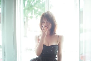 長濱ねる セカンド写真集【先行カット第５弾】解禁！“25歳の姿”を映し出す…黒のドレスで大人な一枚に──